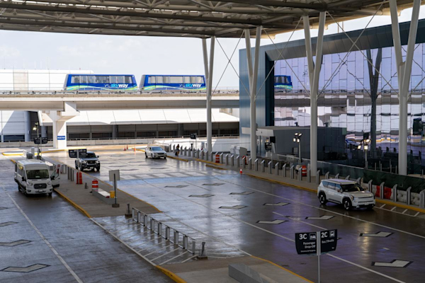 IAH Terminal E Departures Curb