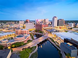 Aerial view of Rochester, MN with buildings and a river running through the city.