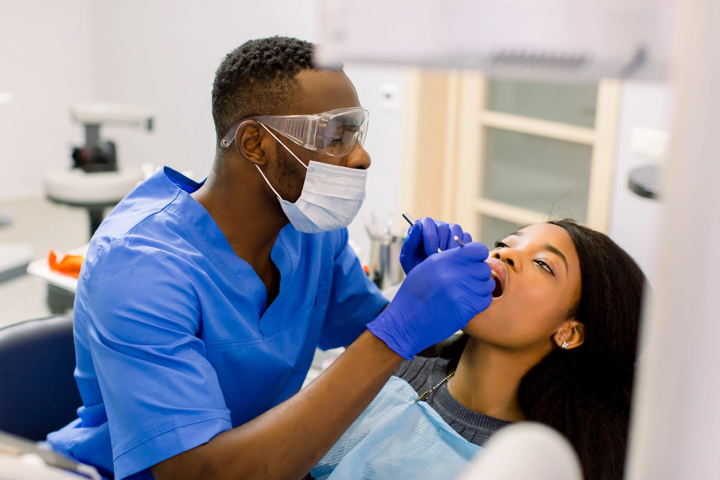 Dentist performing a dental exam I Crest