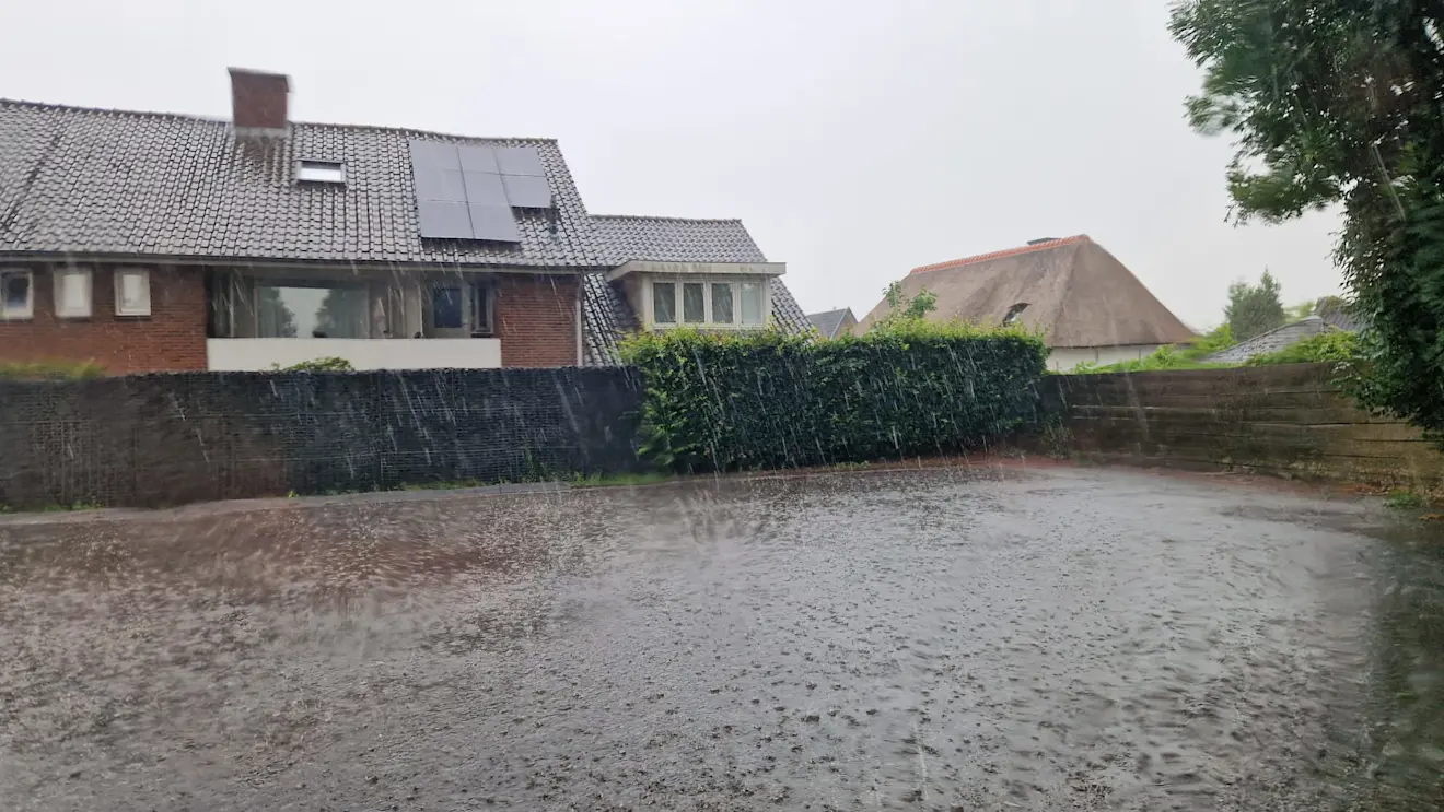 Een wolkbreuk trekt over Garderen op de Veluwe - Reinout van den Born