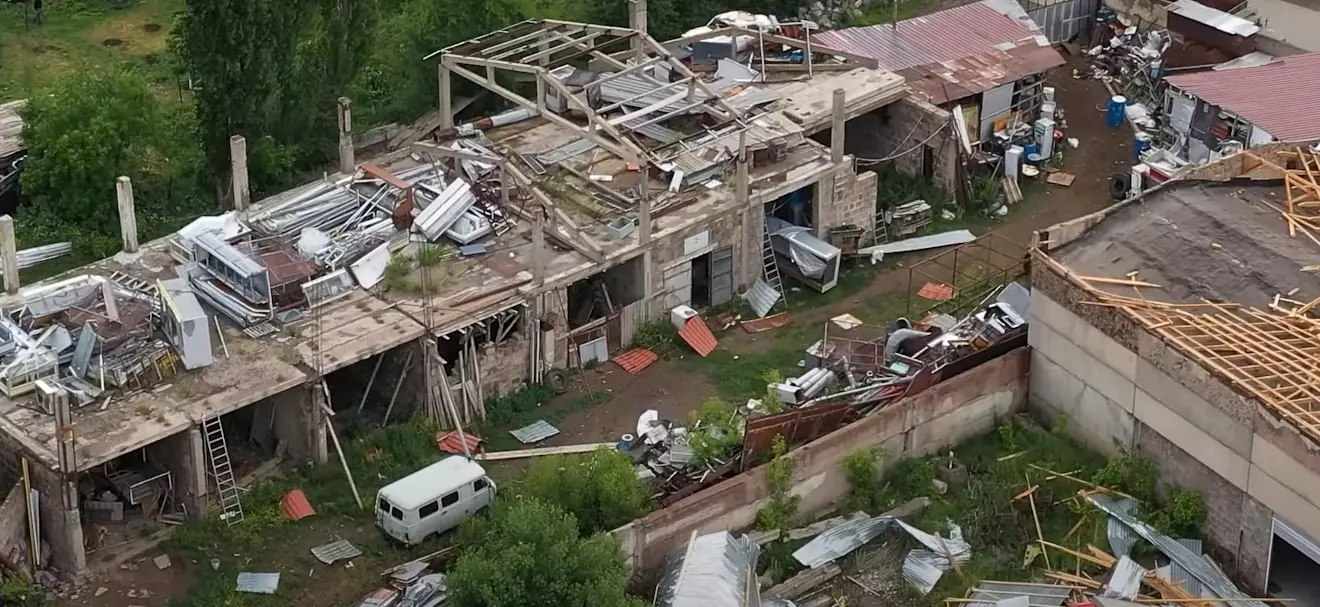 Schade door de tornado in Armenië - still uit video