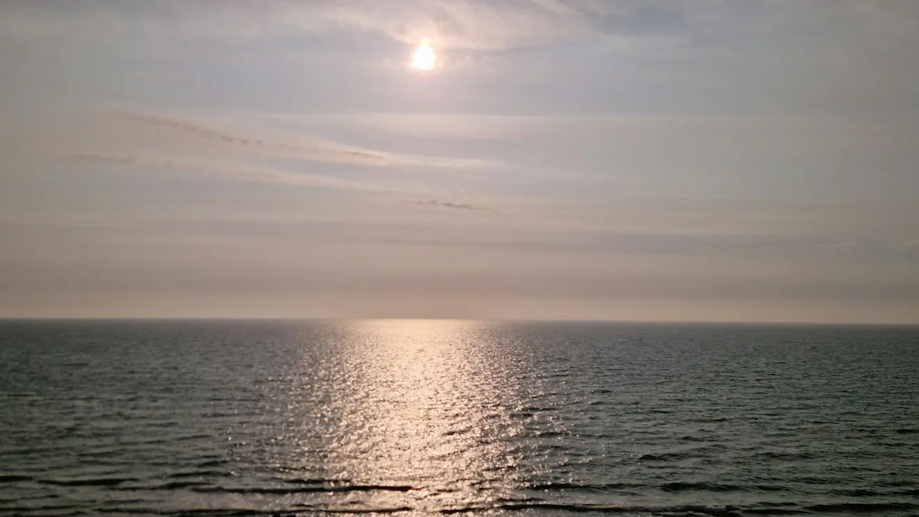 Op deze foto, genomen vanaf Texel, is duidelijk de rook te zien die gisteren in de lucht zat - Frans Alderse Baas