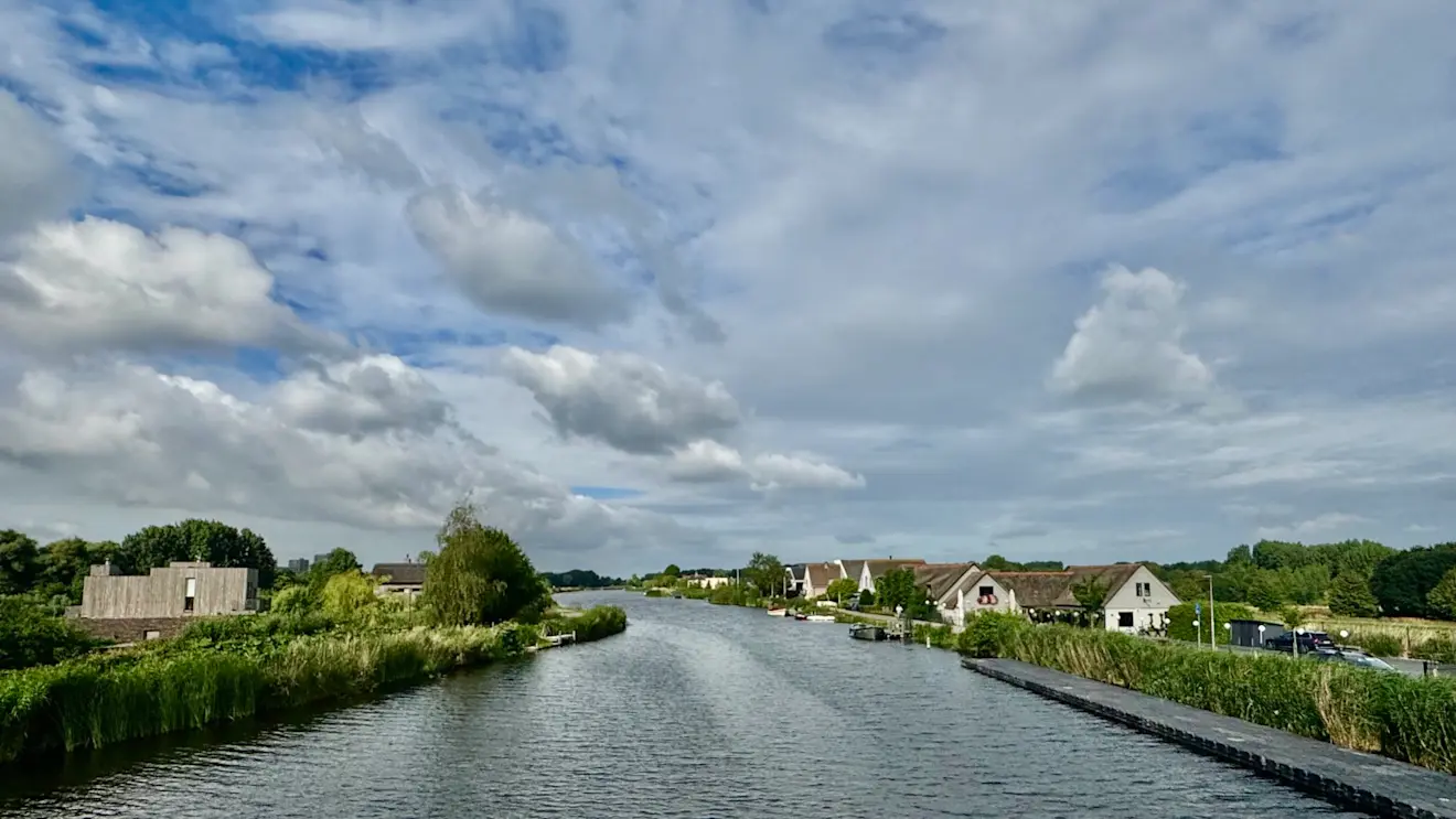 Een afwisseling van wolken en zon, vanochtend. En een stevige wind - Jolanda Bakker