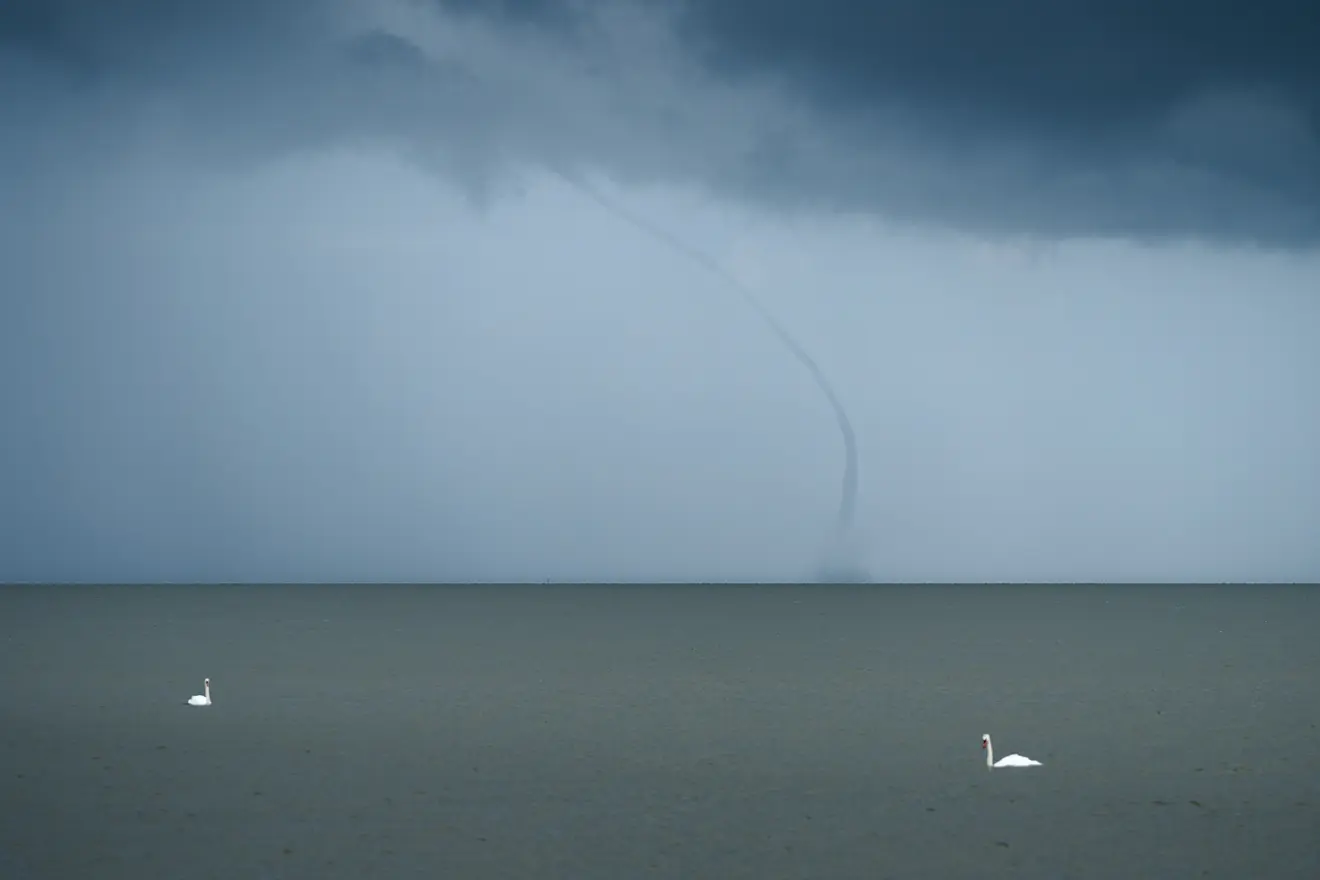 Een waterhoos boven het IJsselmeer, gezien vanuit Hindeloopen - Rudy Wagenaar