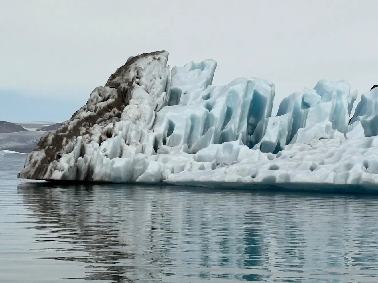 Een ijsberg op de fjord van wat dichterbij - Pieter Bliek