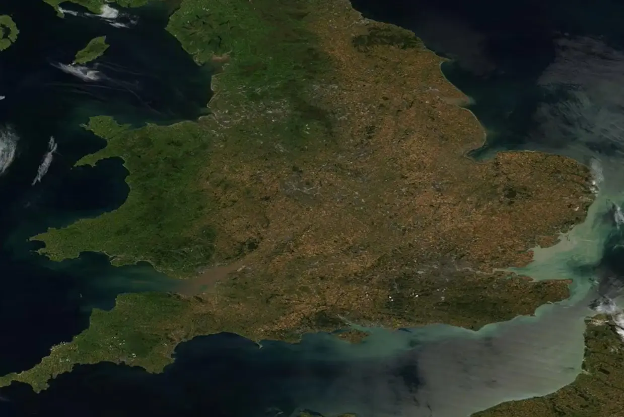 Door de droogte van de laatste maanden kleuren grote delen van Engeland steeds droger - satellietfoto