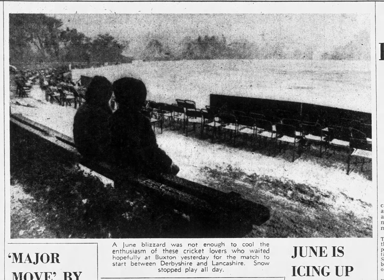 Een krantenbericht over de vanwege sneeuwval stilgelegde cricketwedstrijd in Buxton op 2 juni 1975 - bron onbekend