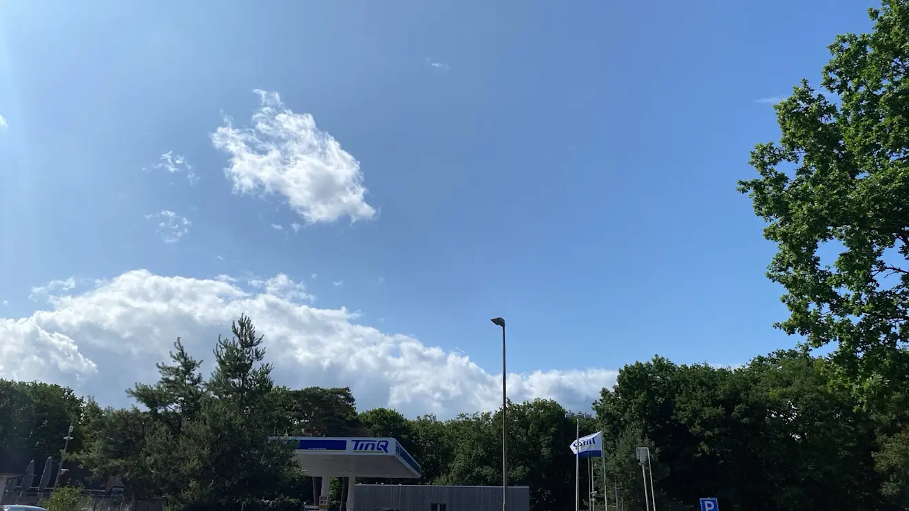 Na de passage van het hoosachtige verschijnsel tussen Hilversum en Laren. Vel drogere lucht stroomt binnen - Casper Hootsen