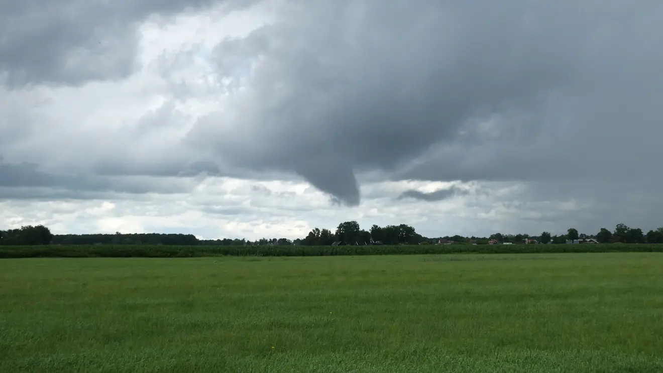 Een tuba, een beginnende hoos in de buurt van St.-Johannesga in Friesland - Albert Thibaudier