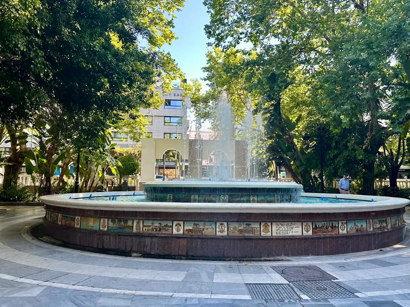De fontein in het centrum van Marbella spuit weer, doordat de waterristricties aan de Costa del Sol zijn opgeheven - Tycho van den Born