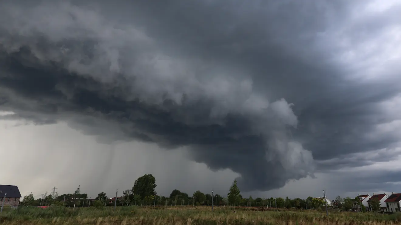 Shelfcloud of wolkenkraag bij Cuijk - Henk Straatman