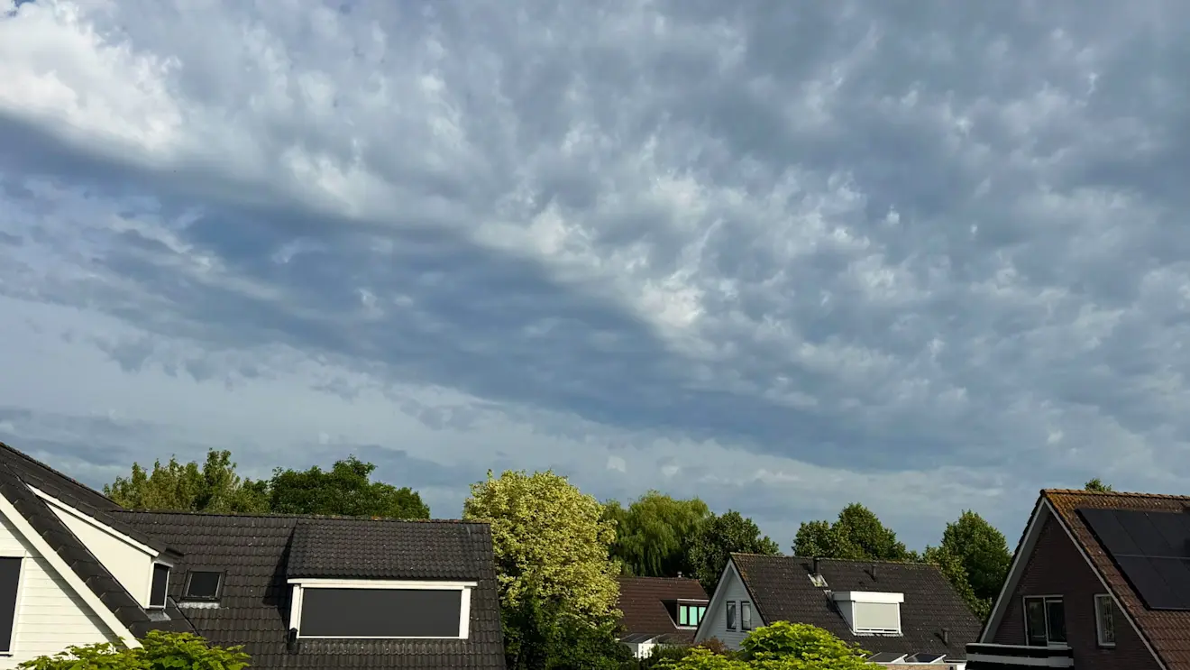 Toenemende onstabiliteit vanochtend boven het westen van het land, op nadering van de koelere lucht die vandaag ons land verovert - Jolanda Bakker