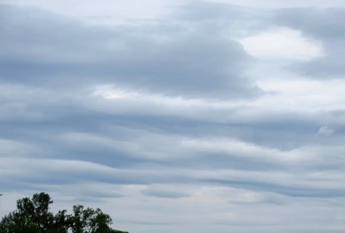 Bijzondere wolken in de lucht boven De Lutte - Tonny Morsink
