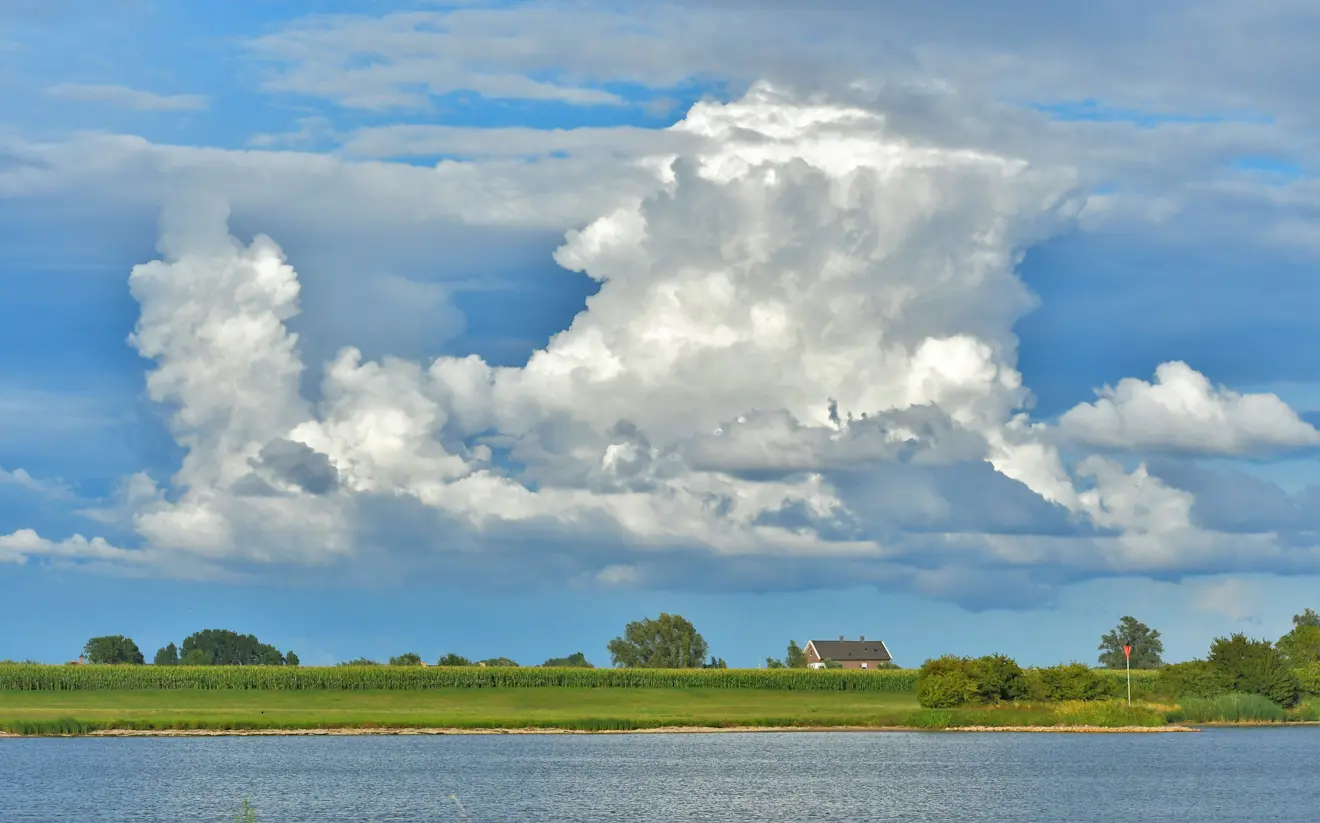Een fraaie stapelwolk in de buurt van Culemborg - Cynthia van Leusden
