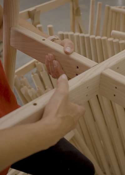 Assemblaggio componenti grezze di una sedia - produzione sedie Calligaris