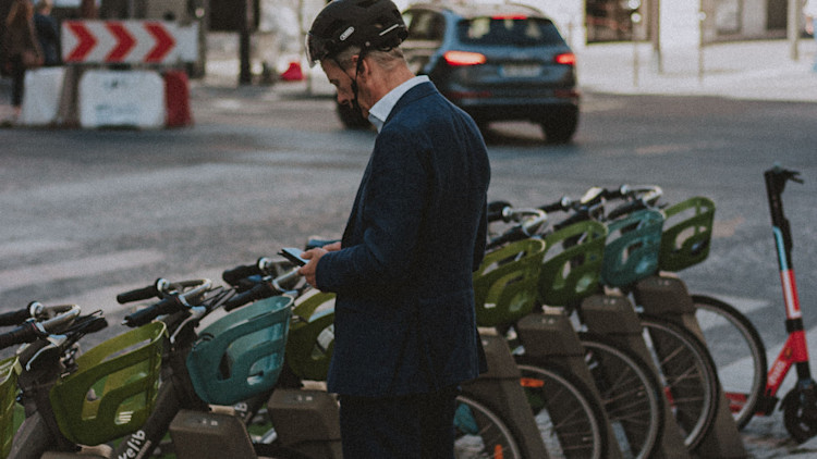 Buy or Rent? Should you subscribe to e-bikes?
