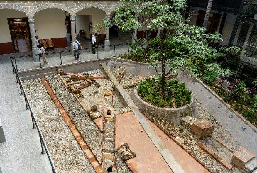 patio arqueológico claustro