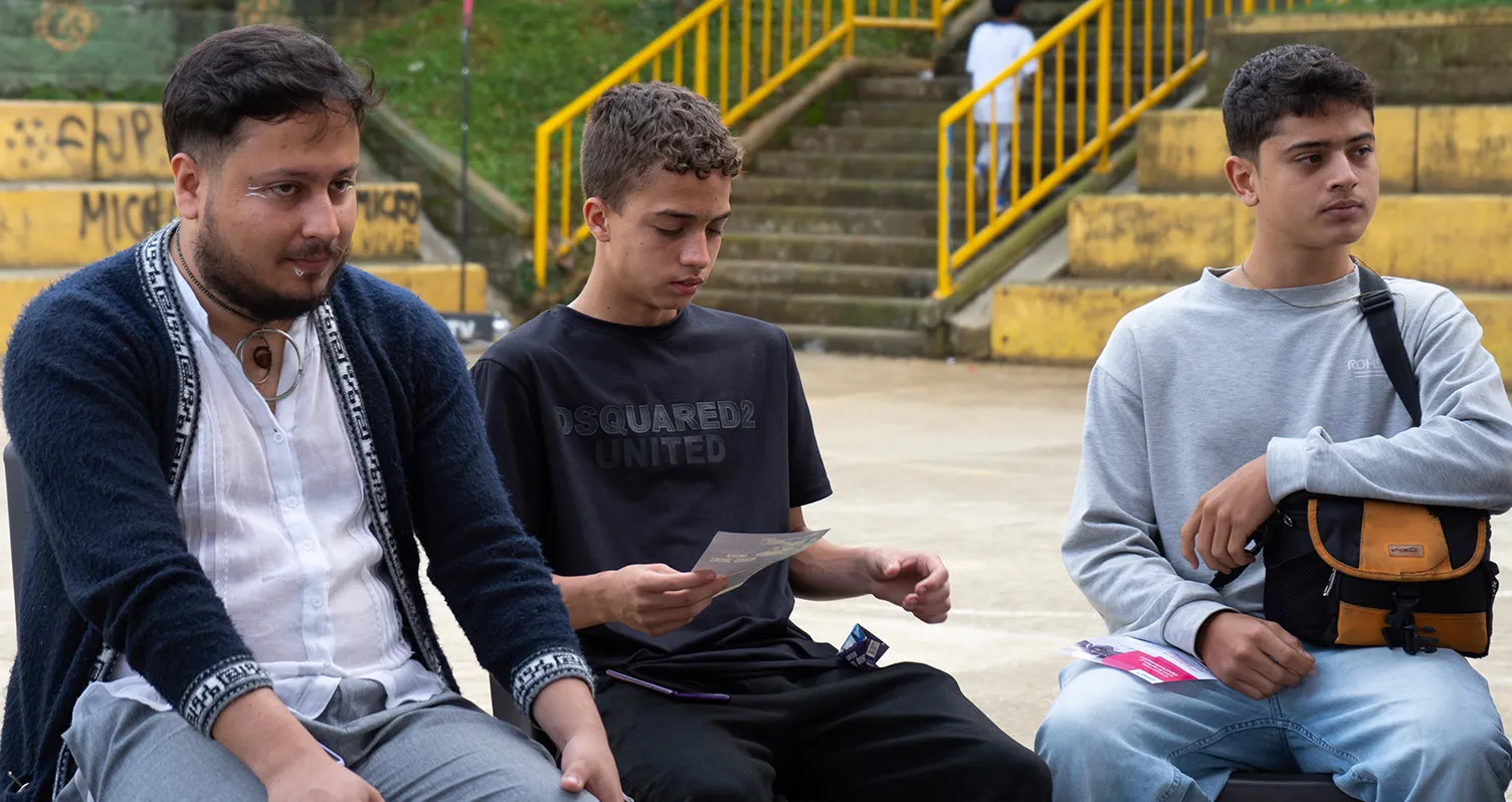 Jóvenes reunidos en una charla > Un parche para jóvenes: por la salud mental