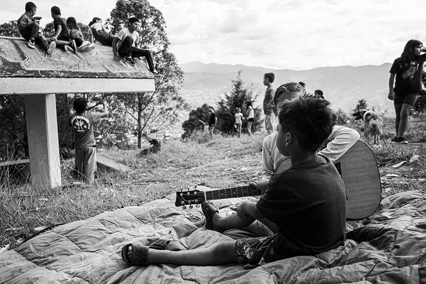 guitarrista c-cronica-del-barrio-sara-zuluaga