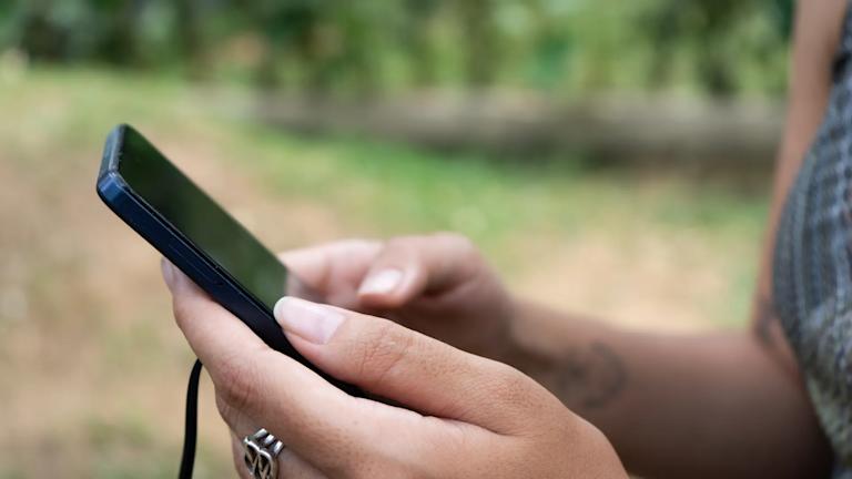 Persona en celular