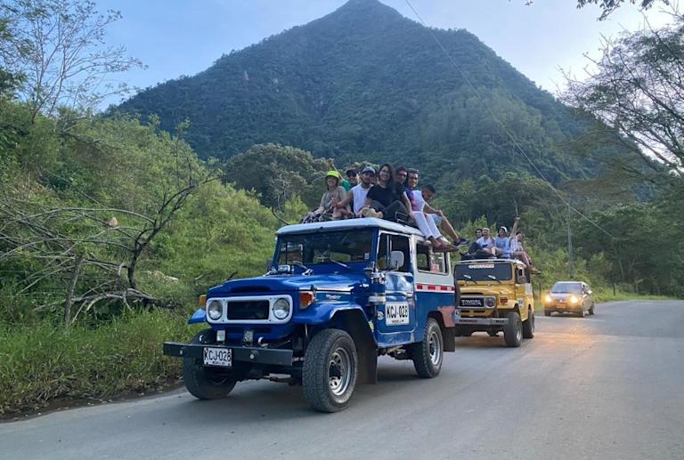 jovenes-venecia-carro