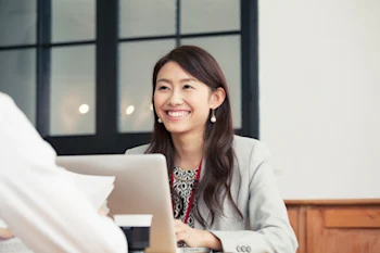 woman-with-laptop-discussing-office-environment