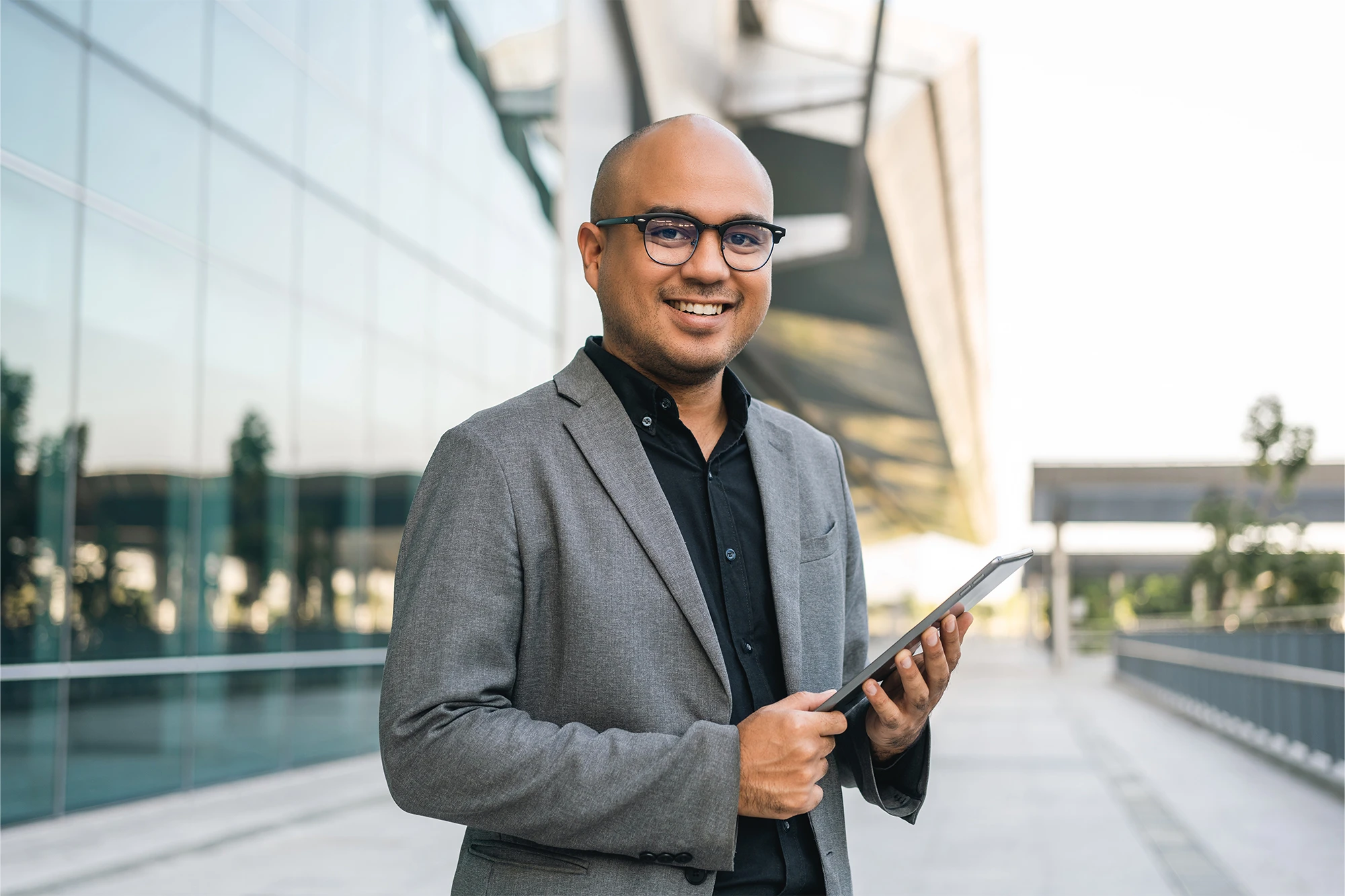 cfa-india-man-holding-tablet-outdoors