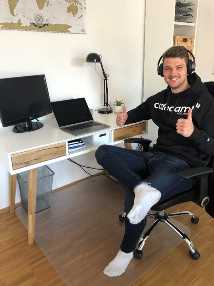 Mitarbeiter vor seinem Homeoffice Arbeitsplatz