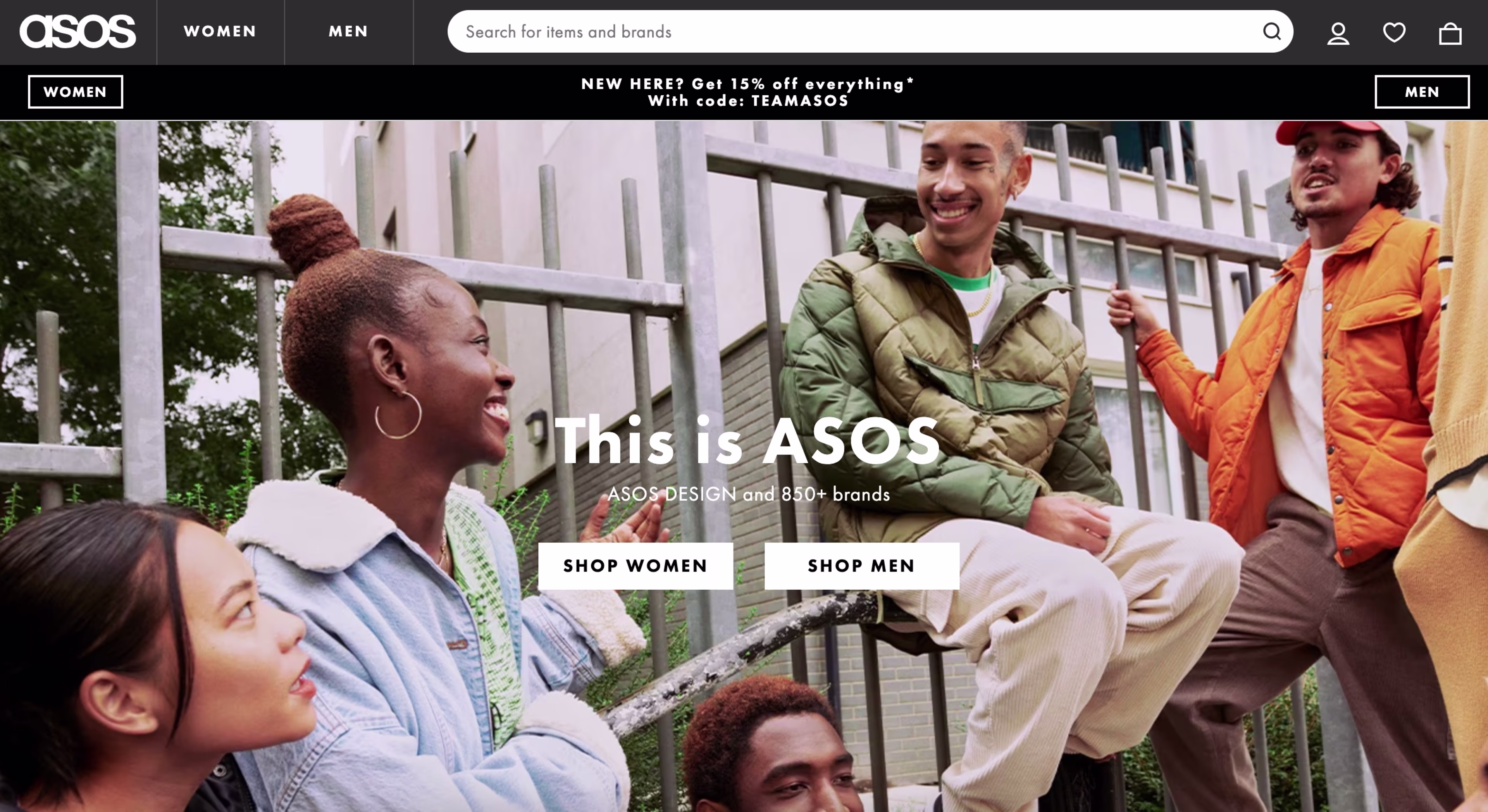 Capture d'écran de la page d'accueil du site de commerce électronique d'ASOS montrant une grande image de cinq personnes qui parlent et rient en portant des vêtements élégants, avec des boutons qui attraient les utilisateurs vers le magasin.