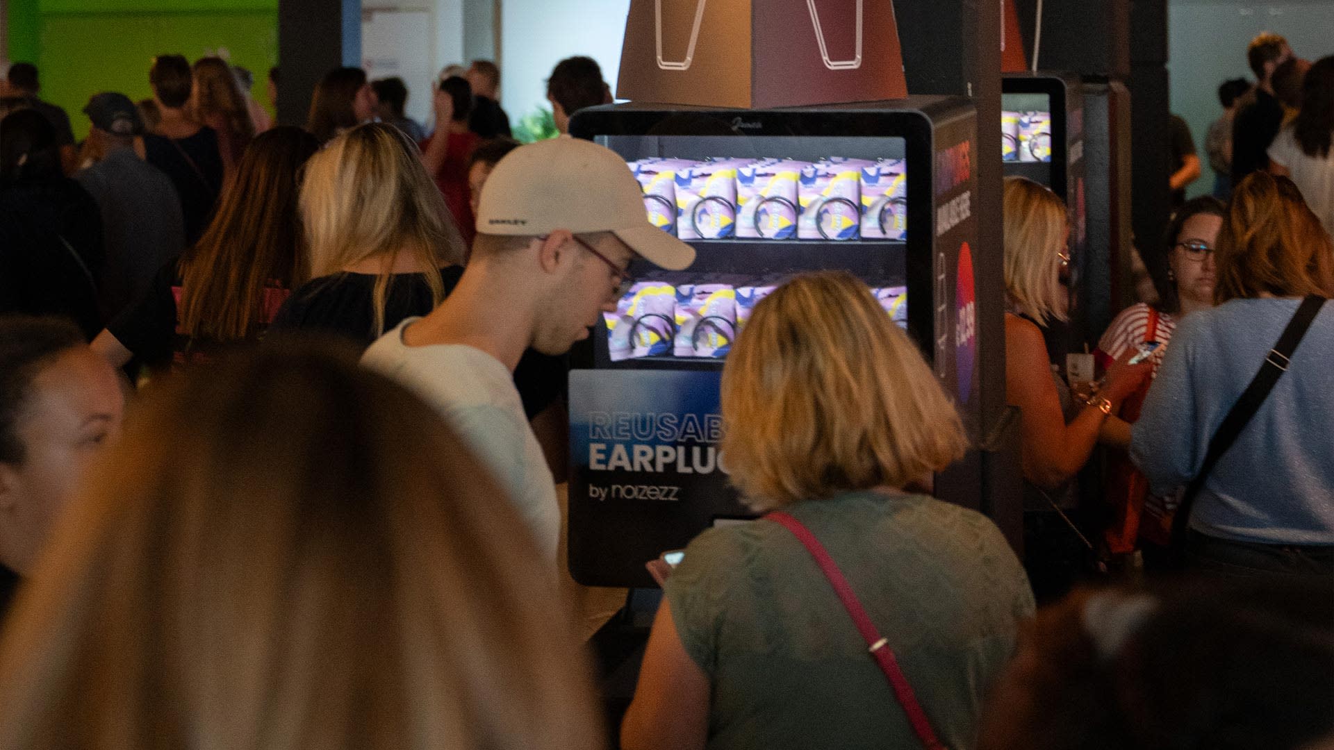 Bezoekers aan de Noizezz oordoppenautomaat in het Sportpaleis.