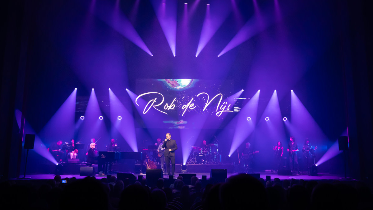 Concertbeeld van de vorige hommage aan Rob de Nijs in Capitole Gent.