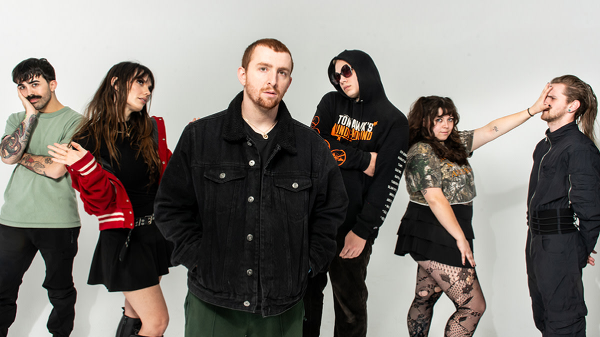 Les six membres du groupe The Callous Daoboys, première partie d'Enter Shikari à Forest National.