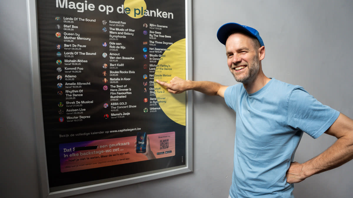 Wannes Cappelle van Het Zesde Metaal toont trots hun plek op de kalenderposter van Capitole Gent.