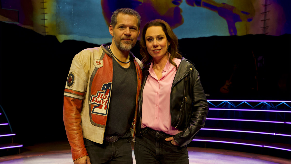Musicalsterren René van Kooten en Lottie Hellingman in het decor van 'Malle Babbe - de Rob de Nijs musical'.