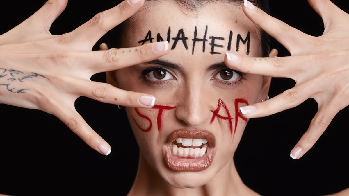Een still van Rebecca Black uit de muziekvideo bij de song 'Anaheim Star'.