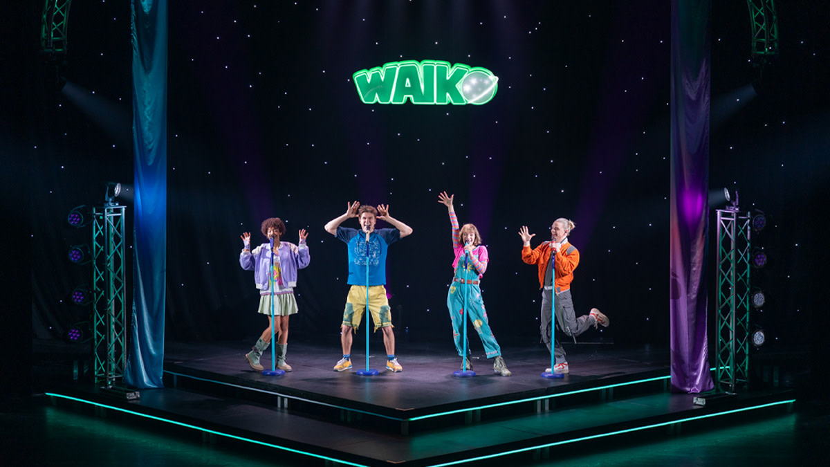 Célia Arena (Nova), Emma Malfliet (Bibi), Ruben Santens (Ion) en Mauro Janssens (Otto) staan op een podium bij het begin van de Waiko Show.