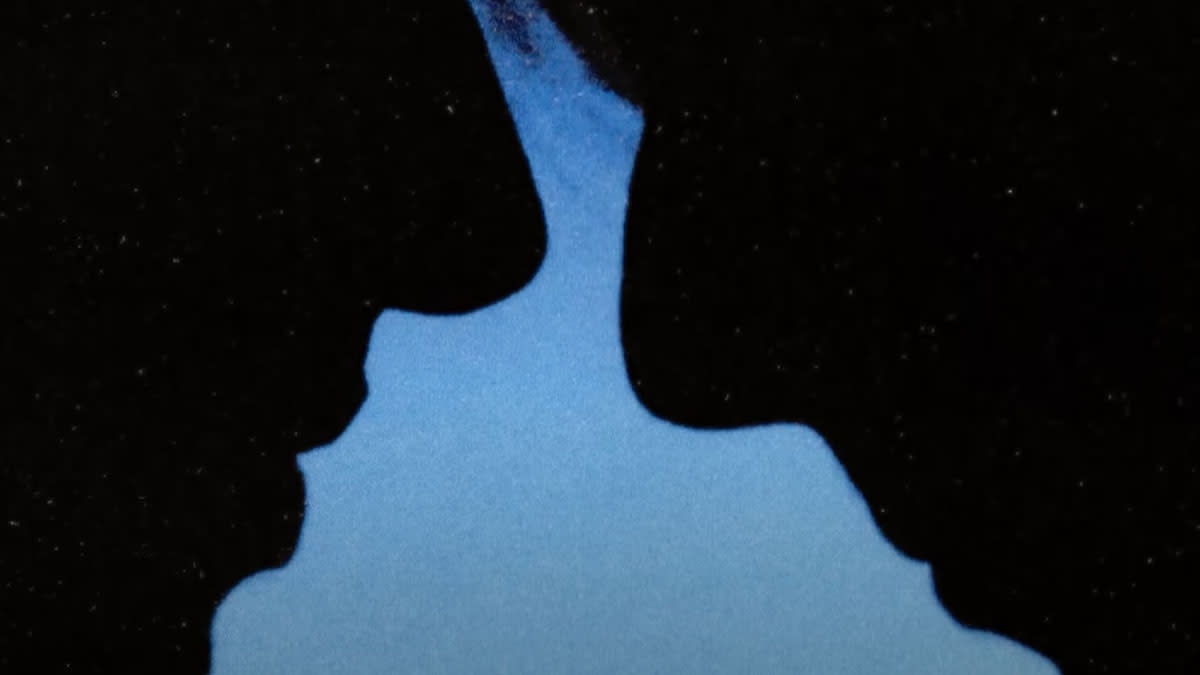 Het beeld is een still uit de nieuwe officiële videoclip bij 'A Wonderful Life'.