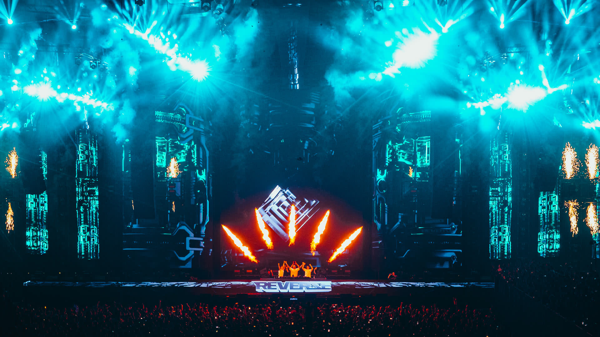 Show spectaculaire lors de Reverze à l’AFAS Dome d’Anvers, avec d’impressionnants jeux de lumière bleue, des effets pyrotechniques, des écrans LED géants et une foule de fans de hardstyle en délire.
