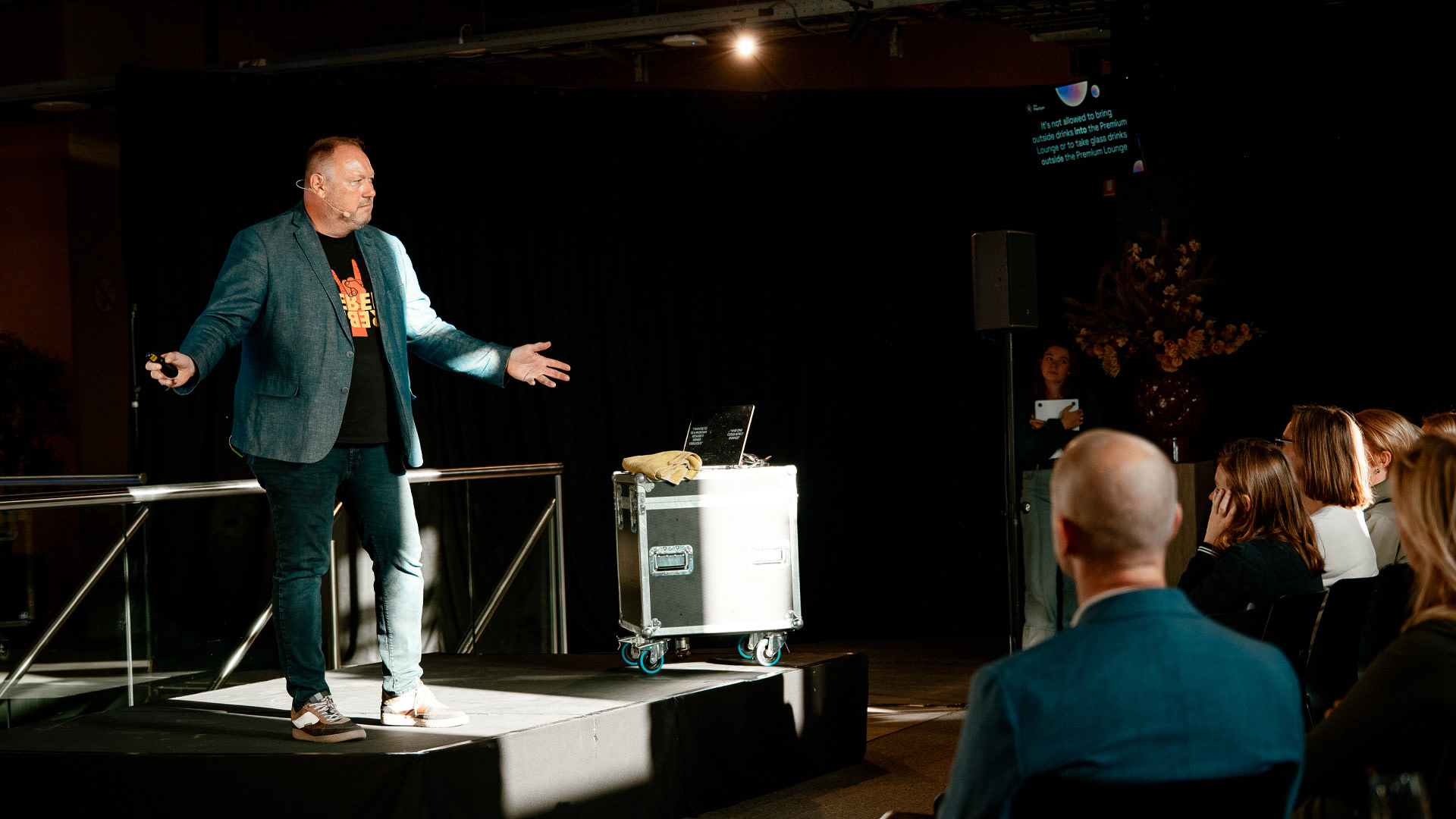 Auteur Geert Van Mol op het podium tijdens de eerste Rock Your Business in de AFAS Dome.