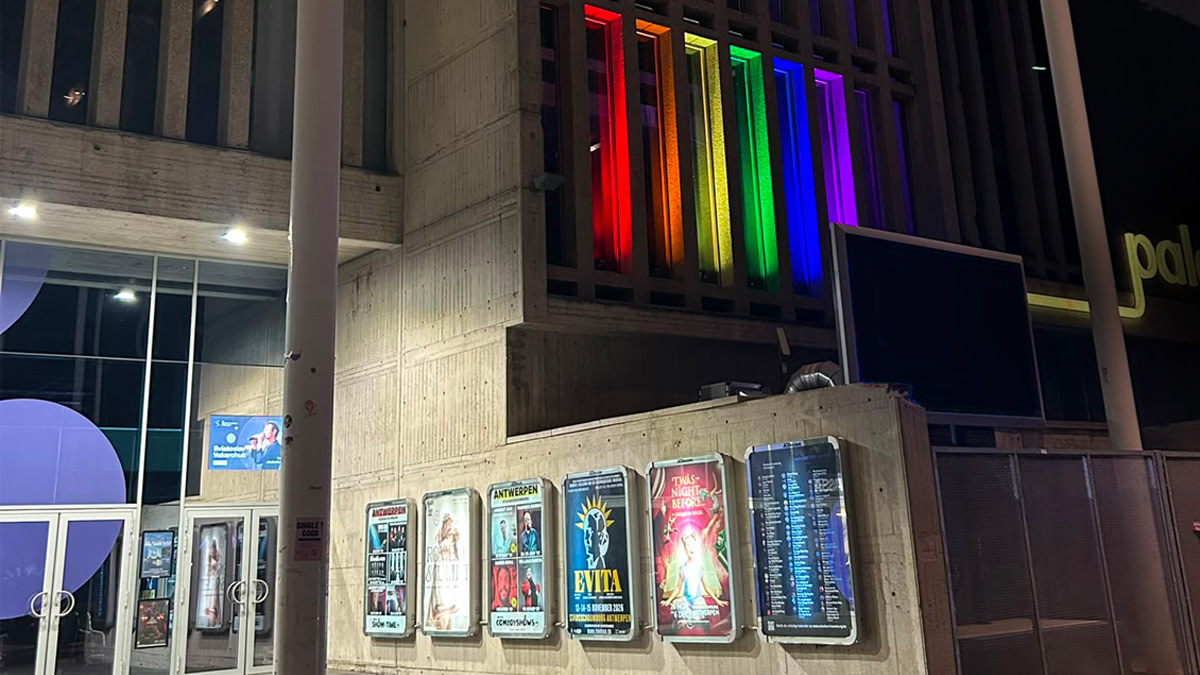 Stadsschouwburg Antwerpen met regenboogverlichting aan de gevel tijdens Antwerp Pride 2026.