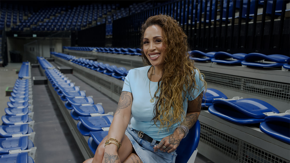 Glennis Grace in een lichtblauw shirt in de tribune van de Lotto Arena waar ze op 6 november 2026 optreedt.