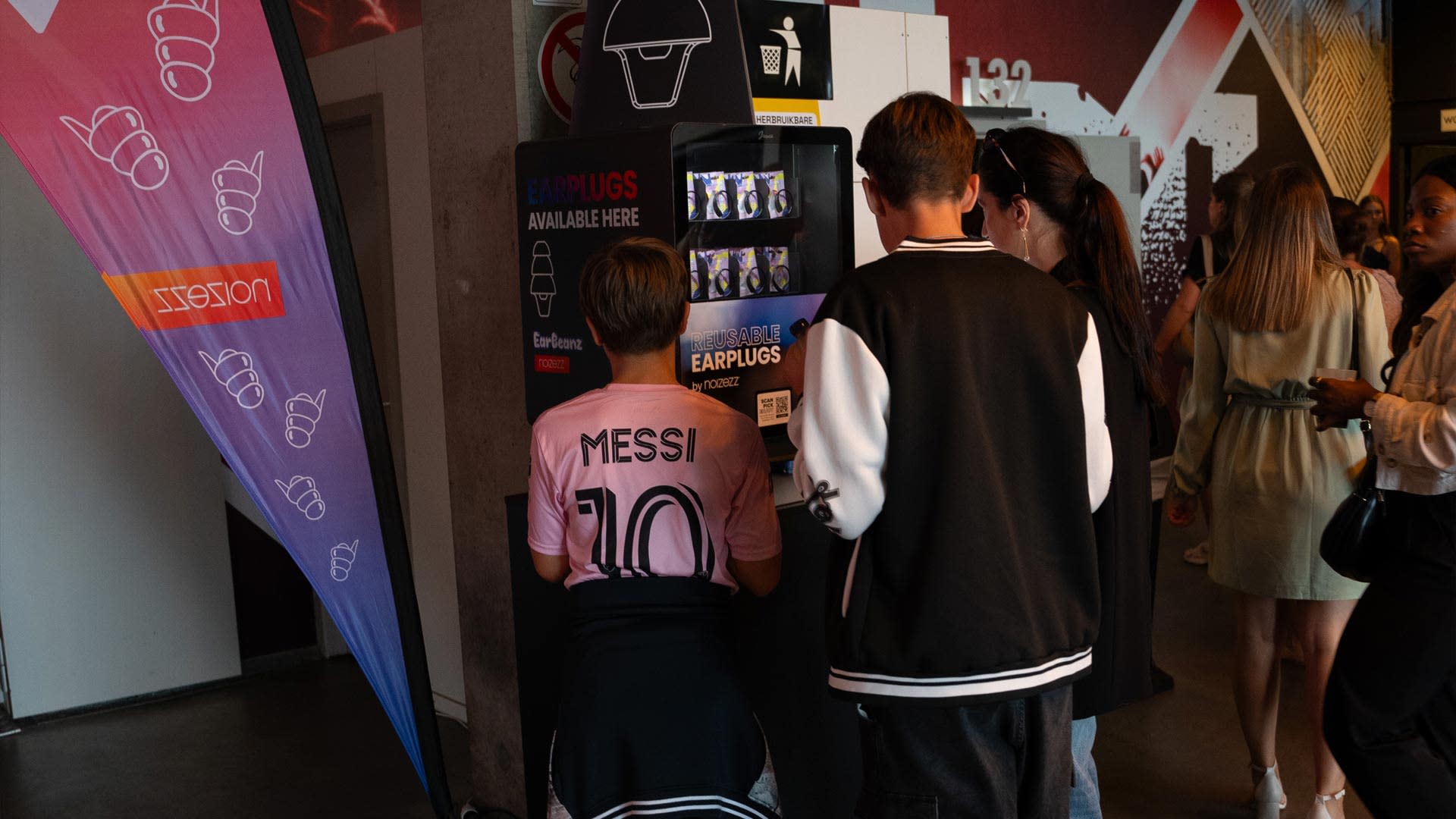 Visitors at the Noizezz earplugs vending machine at the Sportpaleis.