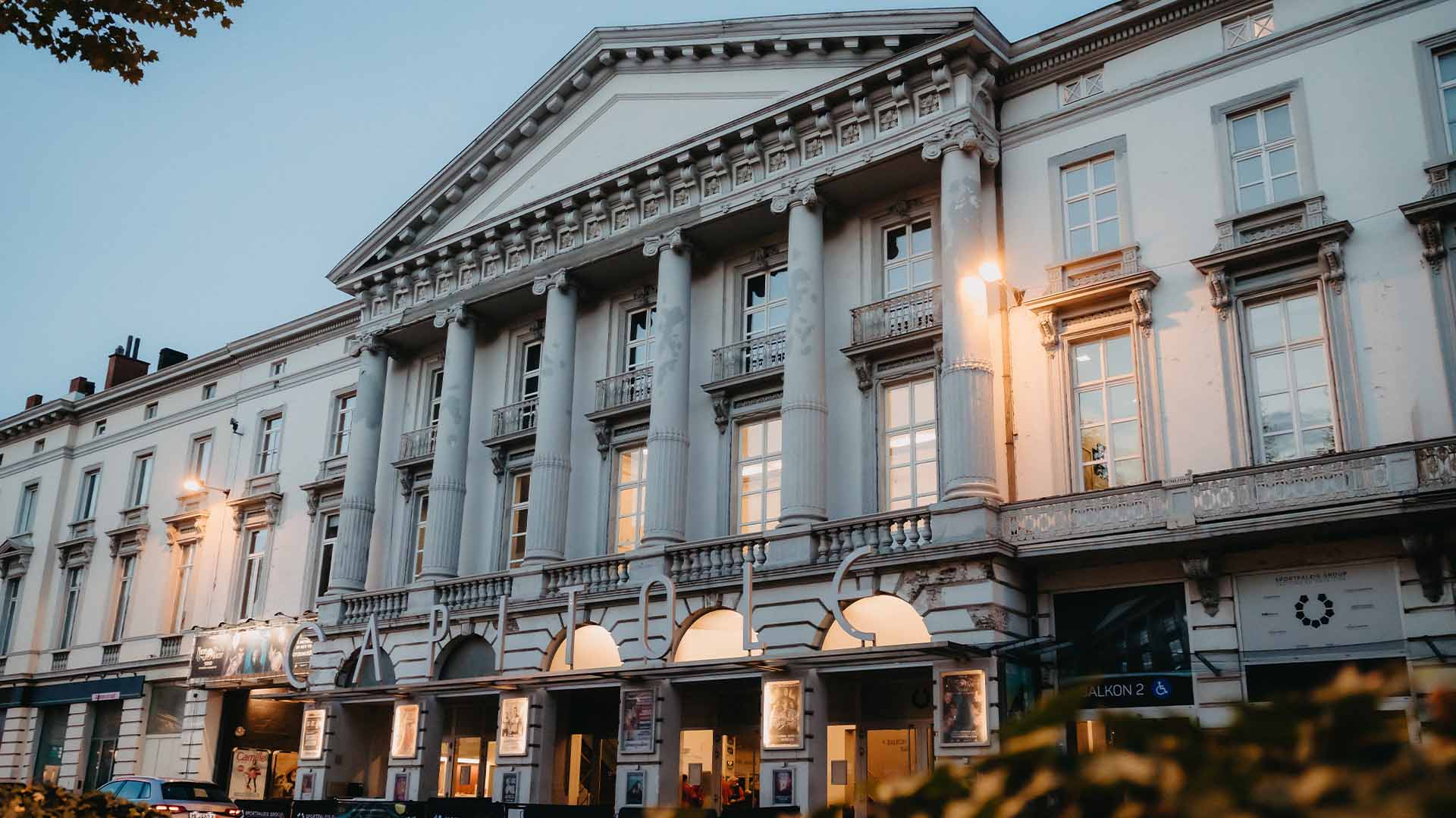 De voorgevel van Capitole Gent. Opvallend zijn de 6 pilaren en de letters CAPITOLE die op de voorgevel prijken.