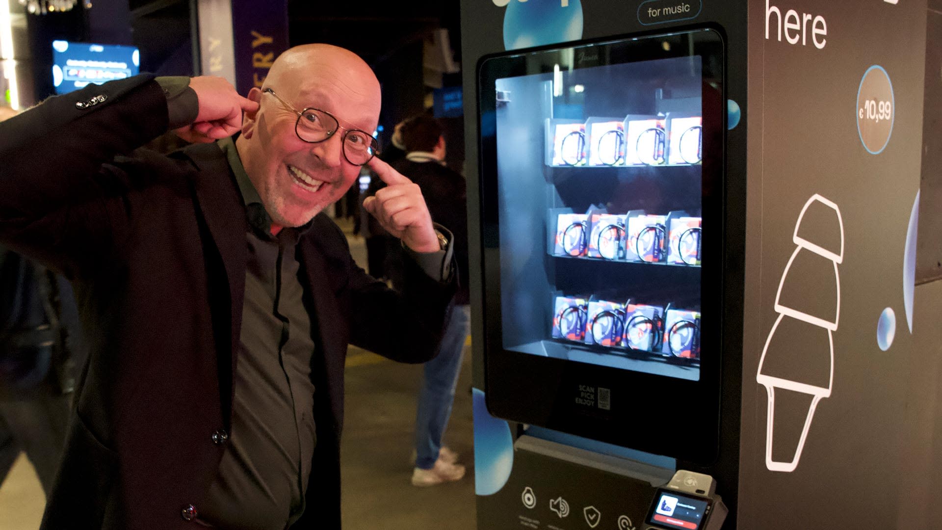Zaakvoerder Mark van Dijk aan één van de Noizezz oordoppenautomaten in het Sportpaleis.