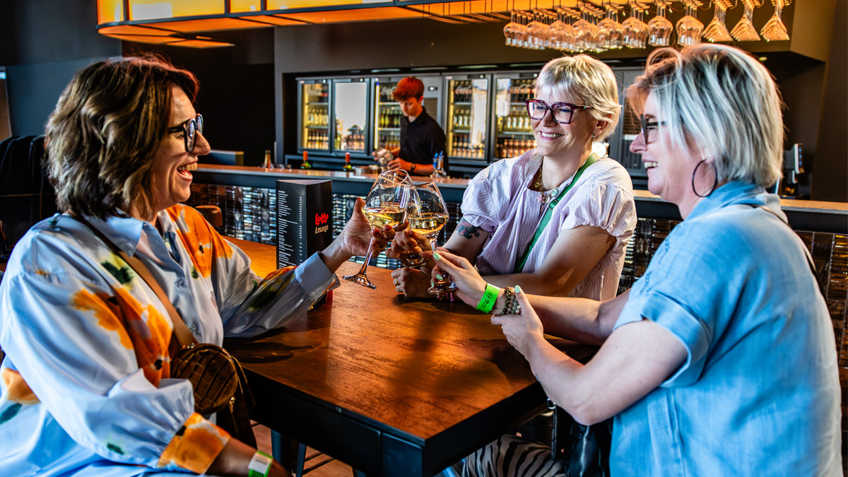 Bezoekers genieten van de stijlvolle hospitalityruimte, drankjes en gezellige sfeer tijdens een exclusieve avond rond de Comfort Experience.