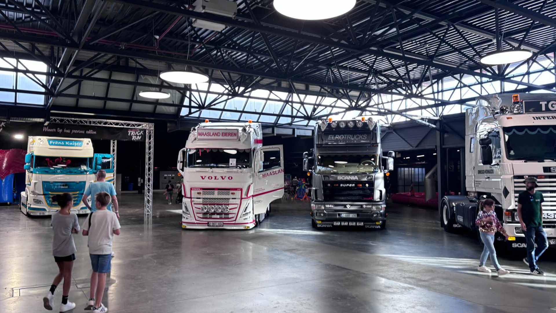 Voor De Warmste Truckrun staan verschillende grote trucks opgesteld in de Trixxo Arena.