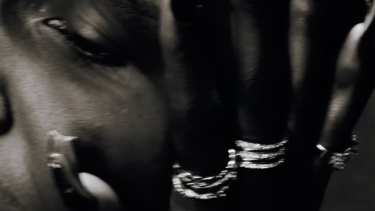Artwork van Masego's single 'Breathe' met een zwart-wit close-up van een gezicht, gevlochten haar en hand met sieraden.