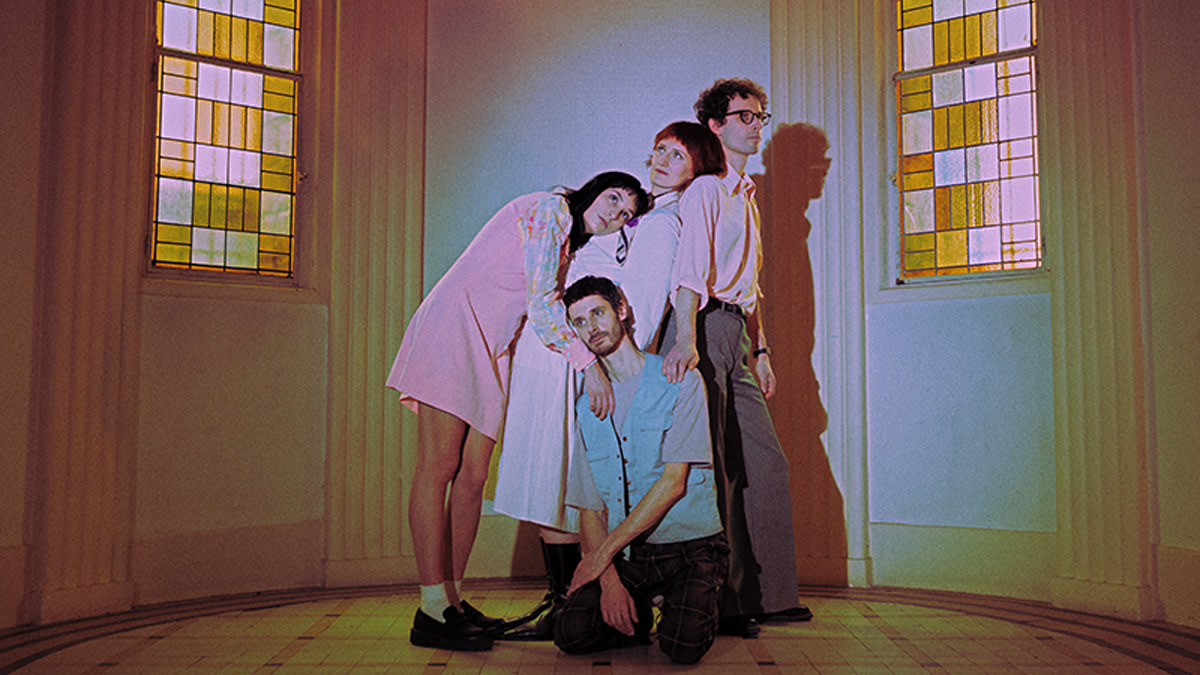 De vier bandleden van Irnini Mons in een huiselijk decor.