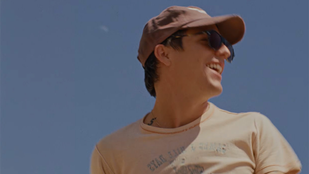 ROLE MODEL met een baseball pet op in de video bij de single 'Joy'.