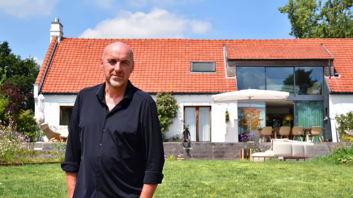 Eric Goens staat op een zomerse dag voor het huis waarin hij voor VRT een groot aantal vedetten ontvangt en spreekt.